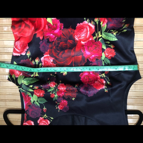 Stunning! Black and red blooms pencil dress - Picture 2 of 7